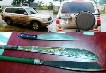 Chiếc xe ô tô và một số dao, kiếm mà lực lượng CSGT, Công an Thanh Hóa phát hiện
